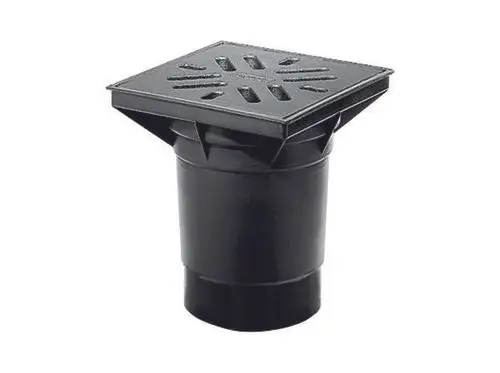 Dallmer Ablauf mit quadratischer Abdeckung und Schlitzen zur Wasserableitung, verbunden mit einem zylindrischen Abflussrohr. Ideal für Hof- und Parkdeckentwässerung.