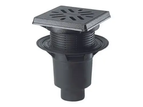 Dallmer-Garten- und Parkdeckablauf mit quadratischem Gitterrost und vertikalem Anschlussrohr, geeignet für die Ableitung von Regenwasser.