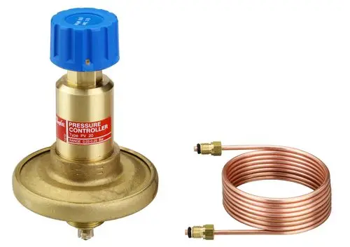 PV-Regler mit blauer Einstellungskappe und rotem Etikett, daneben eine kupferne spiralförmige Rohrleitung mit Anschlüssen, von der Marke Danfoss.