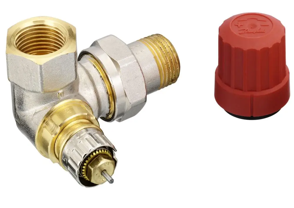 Danfoss Ventilgehäuse mit einer Verschraubung, die in einem Winkel angebracht ist. Ein abnehmbarer roter Deckel ist neben dem Ventil zu sehen.