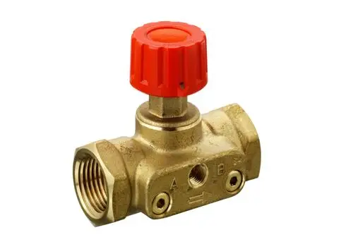 Danfoss-Ventil mit rotem Handrad, geeignet zur Durchflussregelung. Anschlüsse für Rohrleitungen sind deutlich sichtbar.