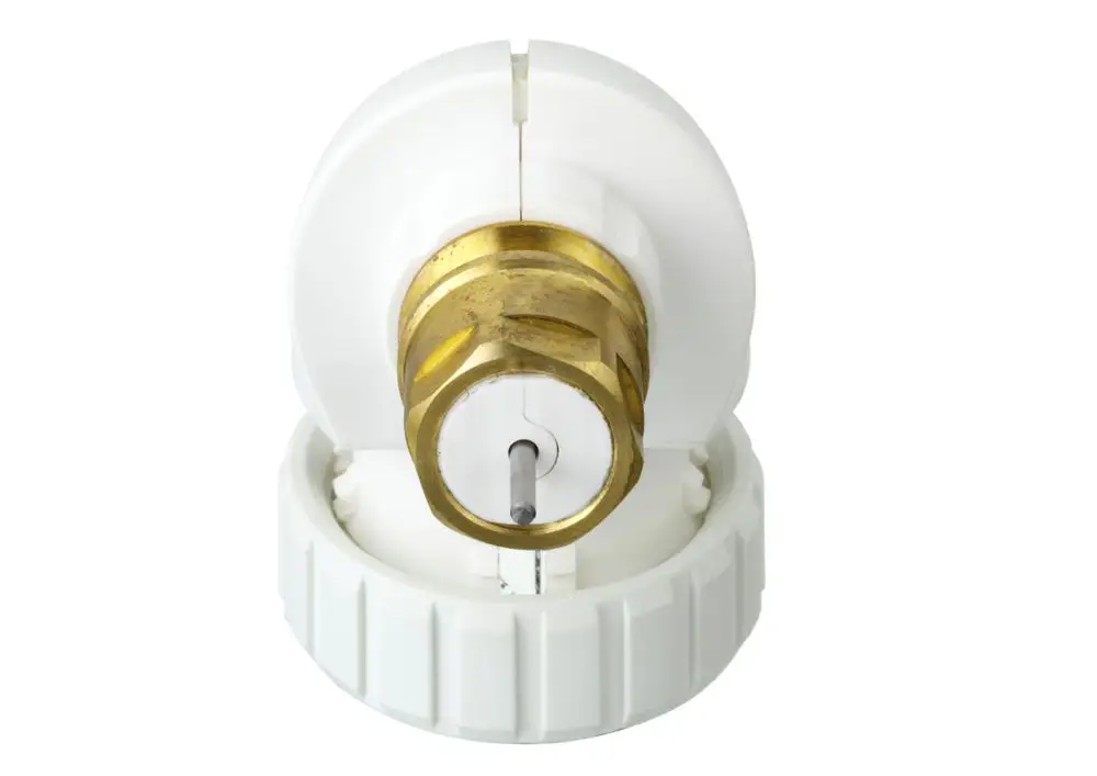 Winkeladapter für Fühlerelemente, mit einer weißen Kunststoffhülle und einem goldfarbenen Metallanschluss. Für den Einsatz in Danfoss RA-Gehäusen geeignet.