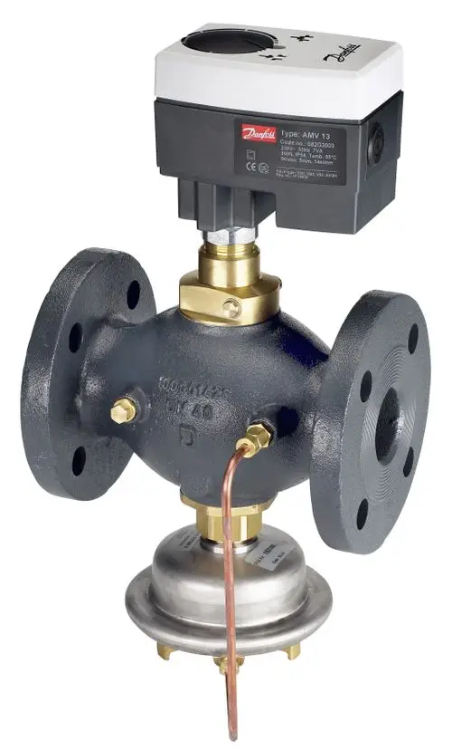 Danfoss-Stellantrieb mit elektrischer Steuerung, montiert auf einem fortschrittlichen Ventil. Sichtbare Anschlüsse für hydraulische Anwendungen.