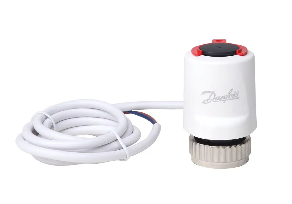 Danfoss-Stellantrieb in weißer Ausführung mit Anschlusskabel. Das Gerät hat eine metallische Grundlage zur Befestigung und eine Drucktaste oben.