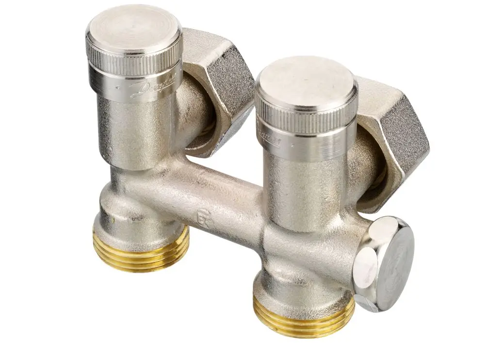 Zwei Edelstahlventile mit gewinkelten Anschlüssen, gefertigt von Danfoss. Die Anschlüsse sind aus Messing und passen auf Heizkörper mit R 1/2.