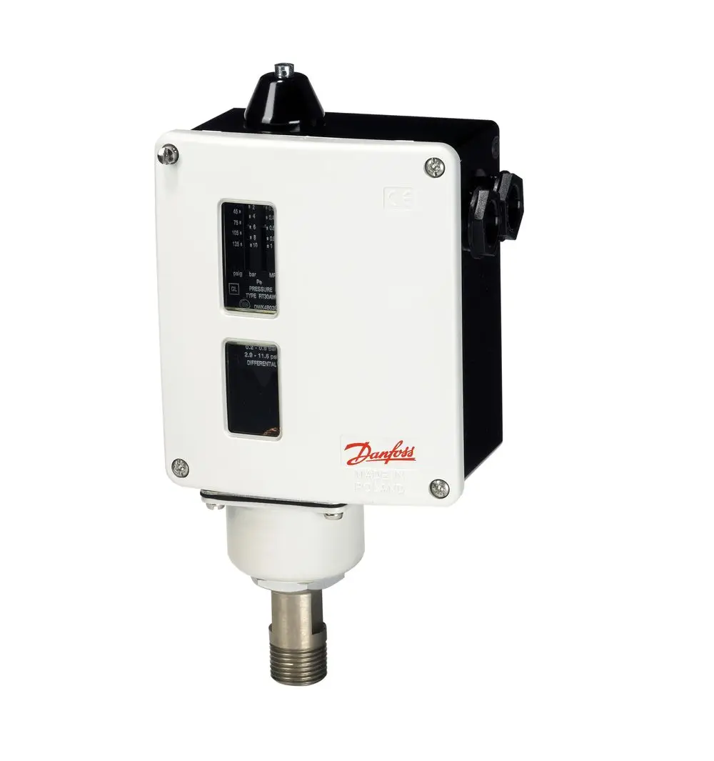 Danfoss Druckschalter mit einem weißen und schwarzen Gehäuse, Druckanschluss unten, Einstellmöglichkeiten und Anzeige für Druck- und Differenzwerte.