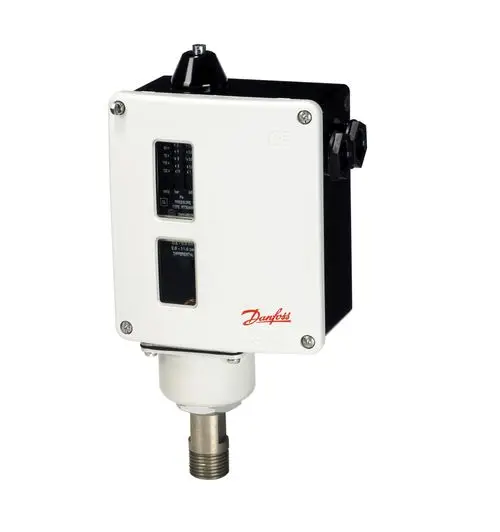 Danfoss Druckschalter mit einem weißen und schwarzen Gehäuse, Druckanschluss unten, Einstellmöglichkeiten und Anzeige für Druck- und Differenzwerte.