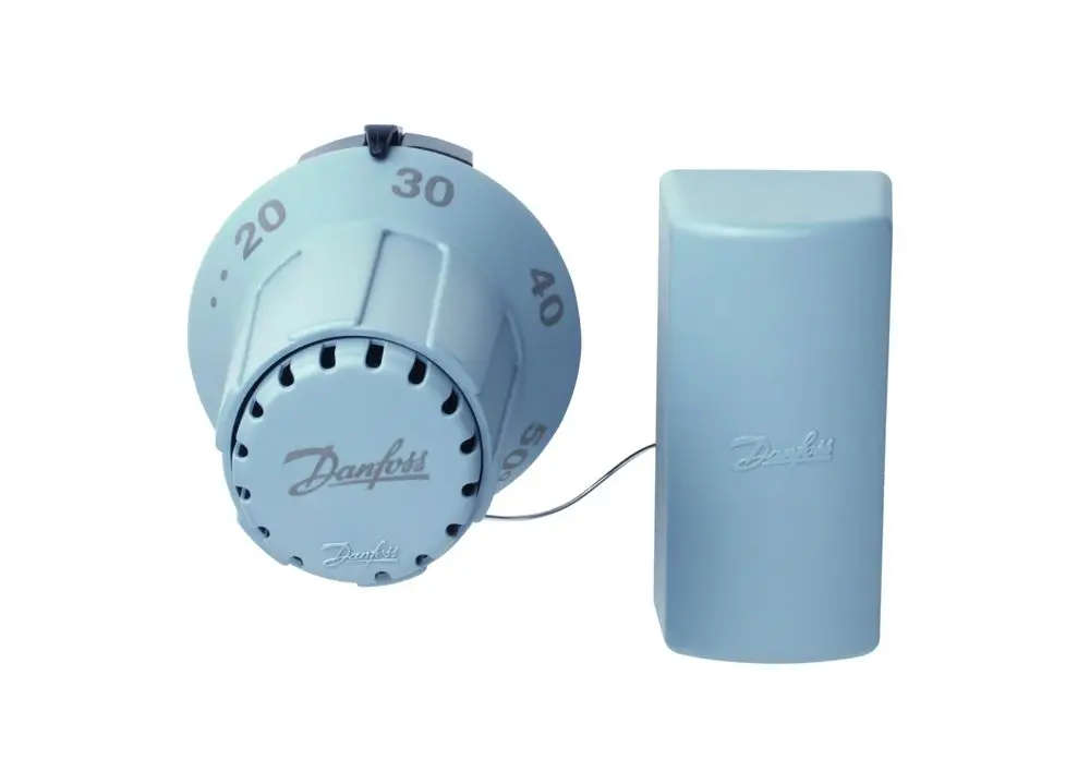 Thermostat mit skaliertem Drehregler zur Temperaturregelung, deutlich beschriftet, in blauer Farbe. Erkennbares Logo von Danfoss auf der Vorderseite.