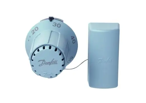Thermostat mit skaliertem Drehregler zur Temperaturregelung, deutlich beschriftet, in blauer Farbe. Erkennbares Logo von Danfoss auf der Vorderseite.