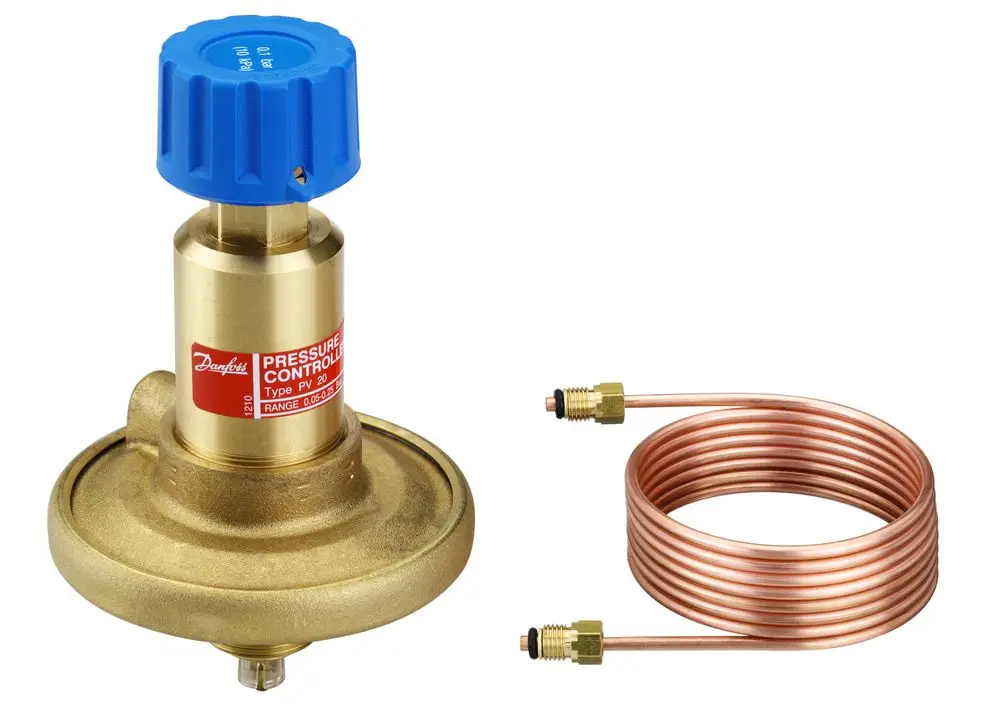 Danfoss Druckregler mit blauer Einstellknopf und Kupferrohr, zur Steuerung des Drucks in Systemen. Rechts im Bild befindet sich das dazugehörige Kupferrohr.