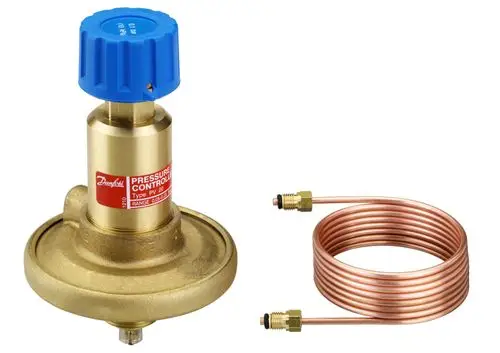 Danfoss Druckregler mit blauer Einstellknopf und Kupferrohr, zur Steuerung des Drucks in Systemen. Rechts im Bild befindet sich das dazugehörige Kupferrohr.