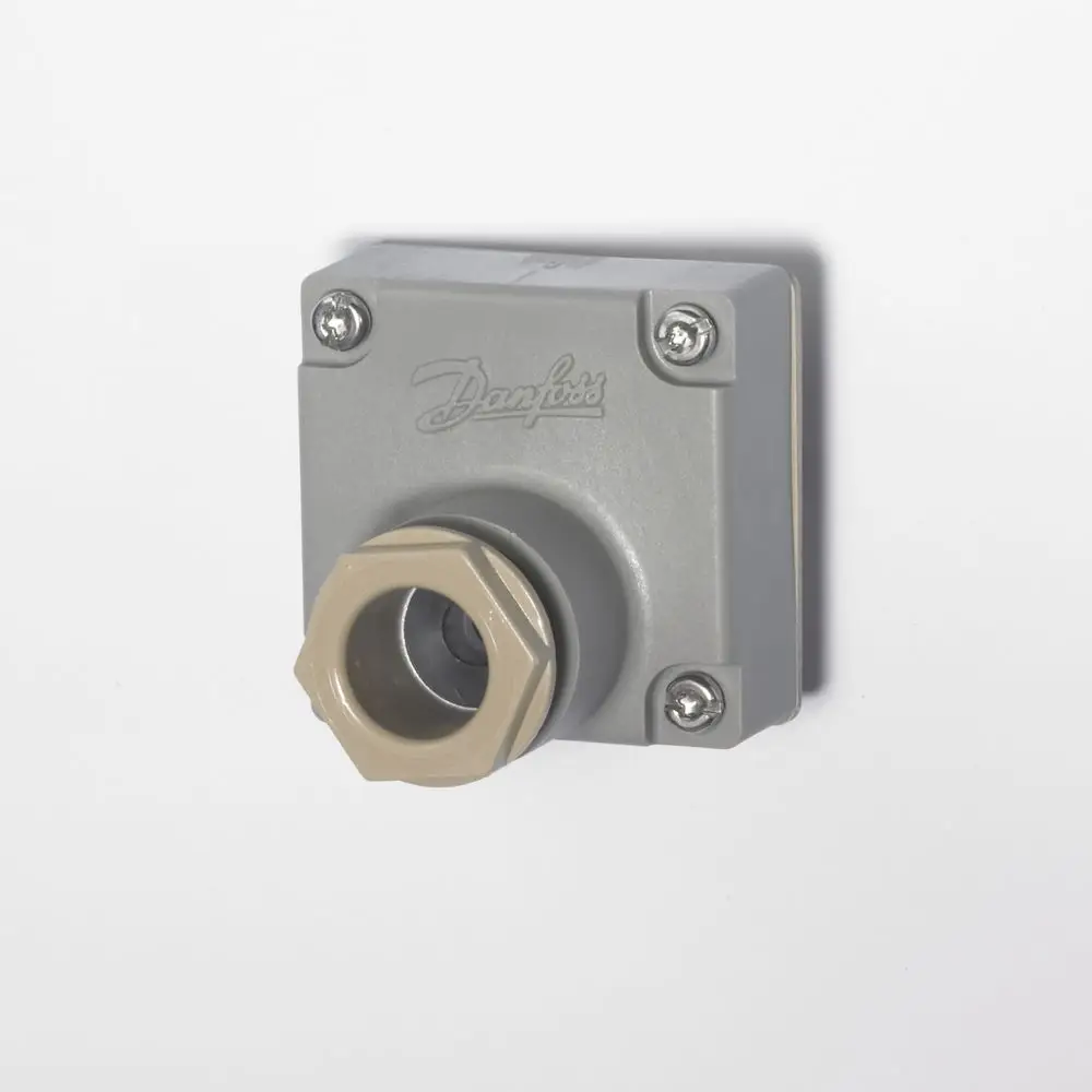 Graue Klemmdose mit einer beige Kunststoffmutter, Montagematerial sichtbar, mit dem Logo der Marke Danfoss auf der Vorderseite.