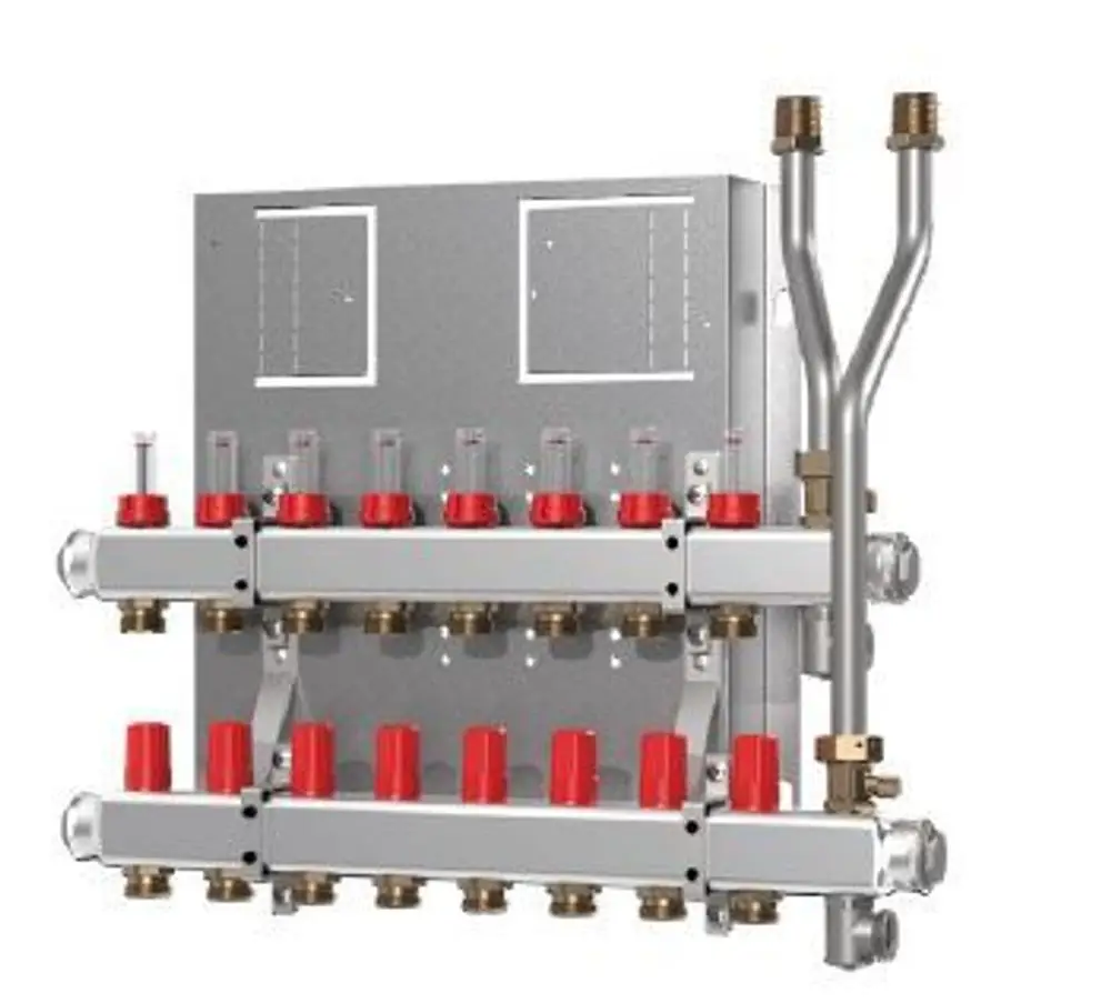 Heizkreisverteiler mit mehreren Anschlüssen und Reduzierstücken, montiert auf einer Metallplatte. Das Produkt stammt von Danfoss.