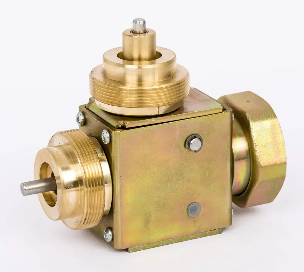 Kombinationsstück aus Messing für den Einsatz in der MD-Serie von Danfoss, mit mehreren Anschlüssen und einer quadratischen Bauform.