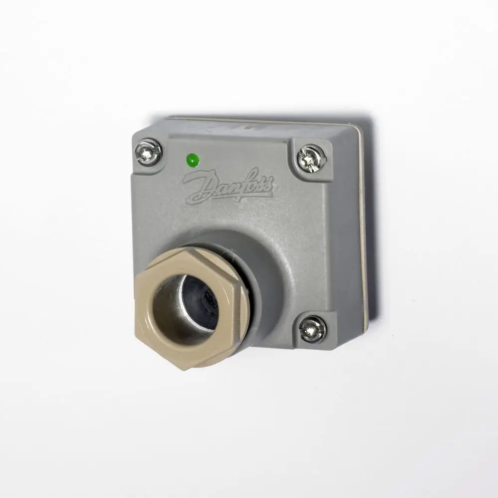 Danfoss Steckdose mit Kontrollleuchte, grau, mit Anschlussöffnung für Spulen, montiert an einer Wand.