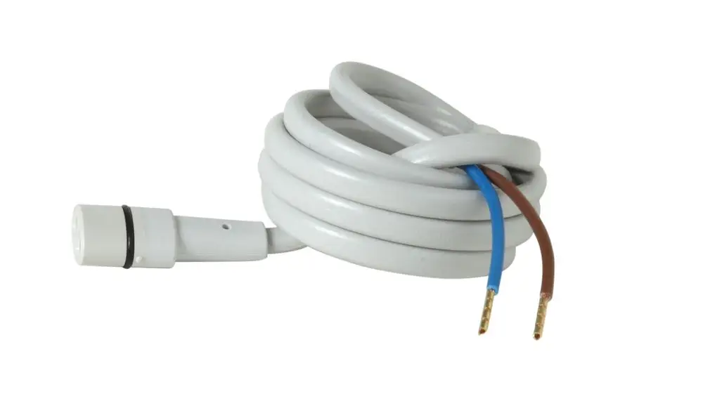 Weißes Kabel mit einem steckbaren Anschluss und zwei offenen Leitungen in Blau und Braun. Zubehör von Danfoss, geeignet für elektrische Installationen.