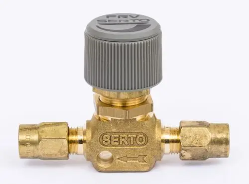 Absperrventil mit grauem Drehknopf und zwei seitlichen Anschlüssen aus Messing. Das Produkt ist von Danfoss.
