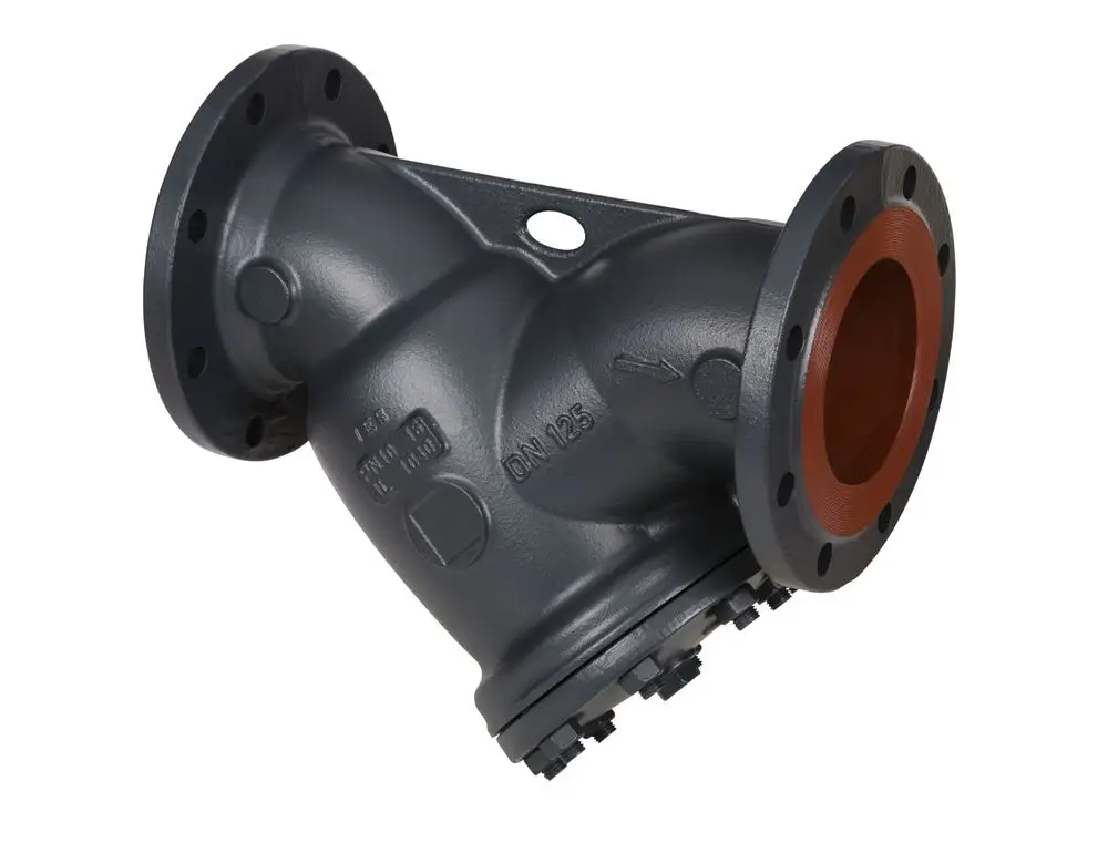 Schmutzfänger in grauer Farbe mit Flanschen, hergestellt von Danfoss. Der Anschluss erfolgt über Flansche, deutlich sichtbare Pfeile für die Durchflussrichtung.