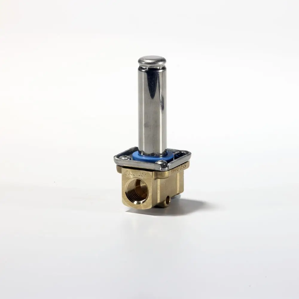 Danfoss Magnetventilgehäuse mit einem metallischen Gehäuse und quadratischer Grundplatte, ausgestattet mit einer blauen Dichtung und einem vertikalen Betätigungshebel.