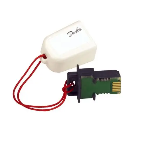 Anwendungsschlüssel von Danfoss mit zwei baureihen-spezifischen Steckverbindern, befestigt an einem roten Band.