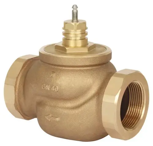 Durchgangsventil aus Messing mit Innengewinde, von Danfoss. Sichtbare Pfeilmarkierung zur Flussrichtung. Geeignet für Rohrleitungen in verschiedenen Anwendungen.