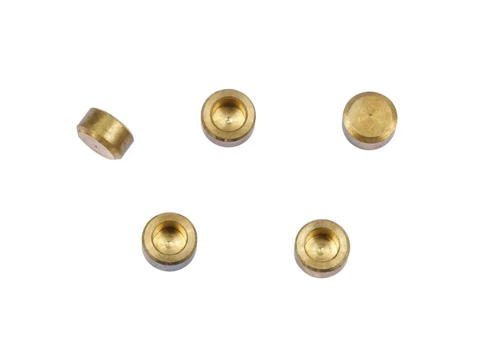 Fünf goldfarbene Adapter, die für Danfoss AB-QM Hubanpassungen verwendet werden können. Die Adapter haben eine flache, runde Form mit einer eingearbeiteten Mulde.