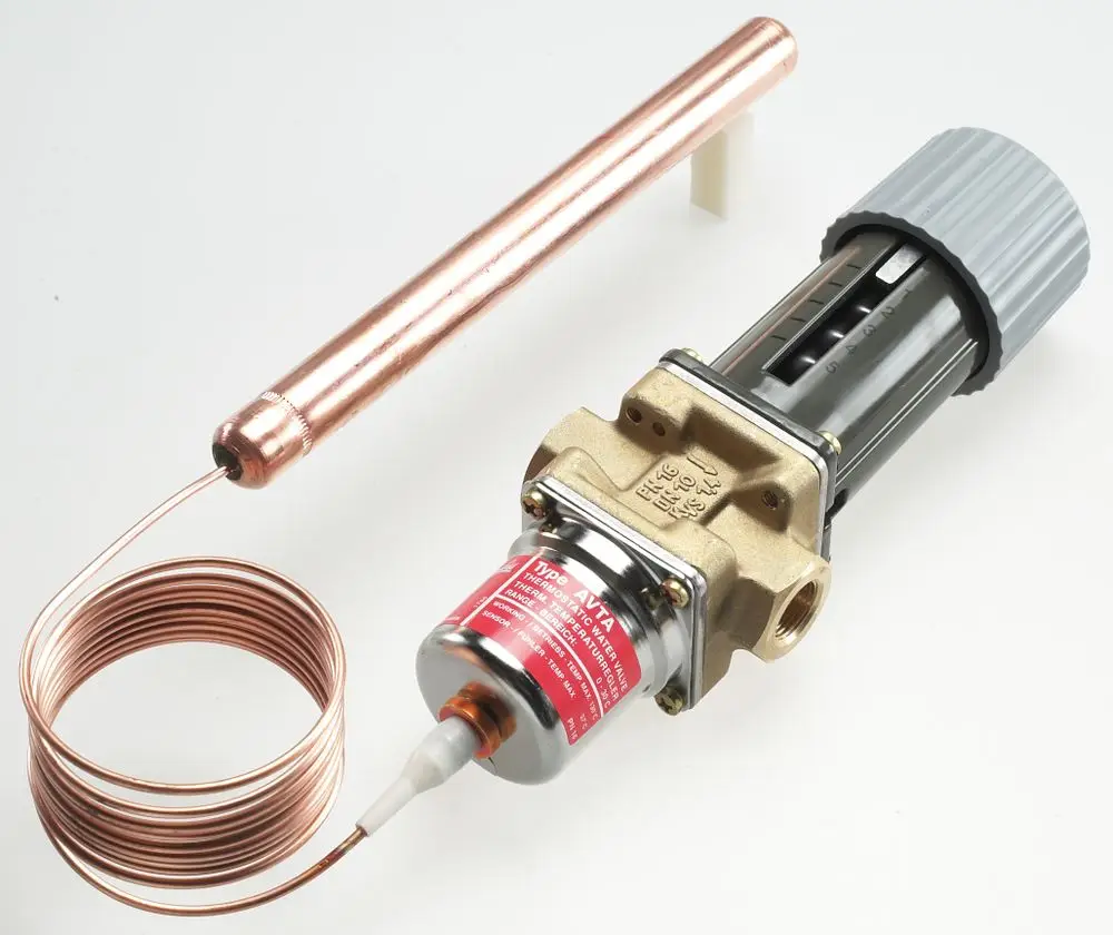 Temperaturregler von Danfoss mit einem Kupferrohr und einer Spirale, montiert auf einem soliden Gehäuse, für die Regelung von Temperaturen zwischen 25 und 65 °C.