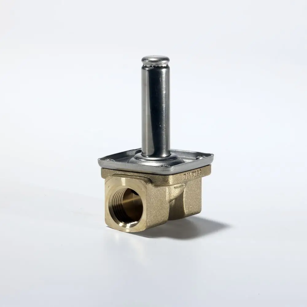 Danfoss Magnetventilgehäuse mit einer vertikalen Metallstange und einem Anschluss mit Innengewinde. Gehäuse aus Messing mit einer flachen Montagebasis.