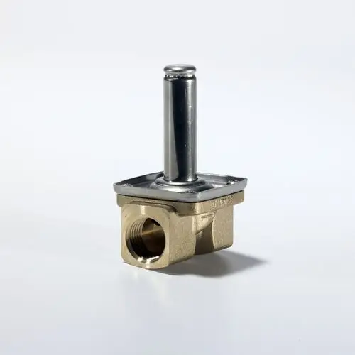 Danfoss Magnetventilgehäuse mit einer vertikalen Metallstange und einem Anschluss mit Innengewinde. Gehäuse aus Messing mit einer flachen Montagebasis.