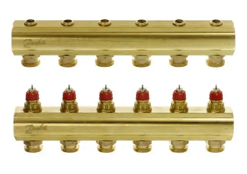 FBH-Verteiler von Danfoss mit sechs Anschlussmöglichkeiten. Die Bauform ist aus Messing und enthält keinen Durchflussanzeiger.