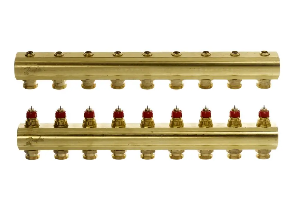 Danfoss FBH-Verteiler mit mehreren Anschlüssen zur Verteilung von Heizungswasser, ohne Durchflussanzeige, im metallenen Design.
