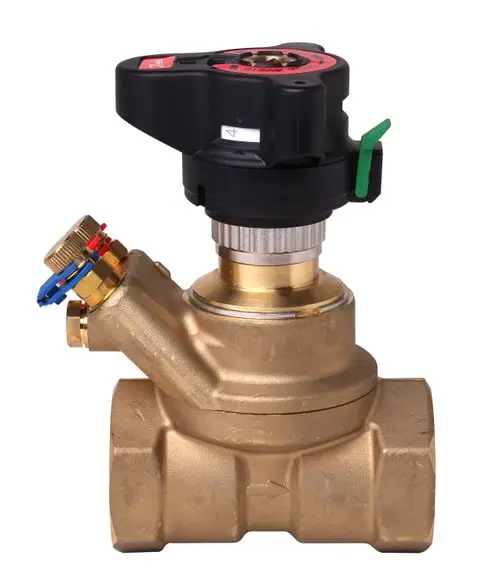 Danfoss-Regelventil mit schwarzem Oberteil und Messanschlüssen. Das Ventil hat einen metallischen Korpus und ist für die Regelung von Durchfluss in Heizsystemen geeignet.