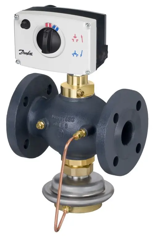 Danfoss elektrischer Stellantrieb mit einem Regelkopf und drei Anschlüssen zur Steuerung in einem Heizungs- oder Kühlsystem. Verbunden mit einem Metallkörper.