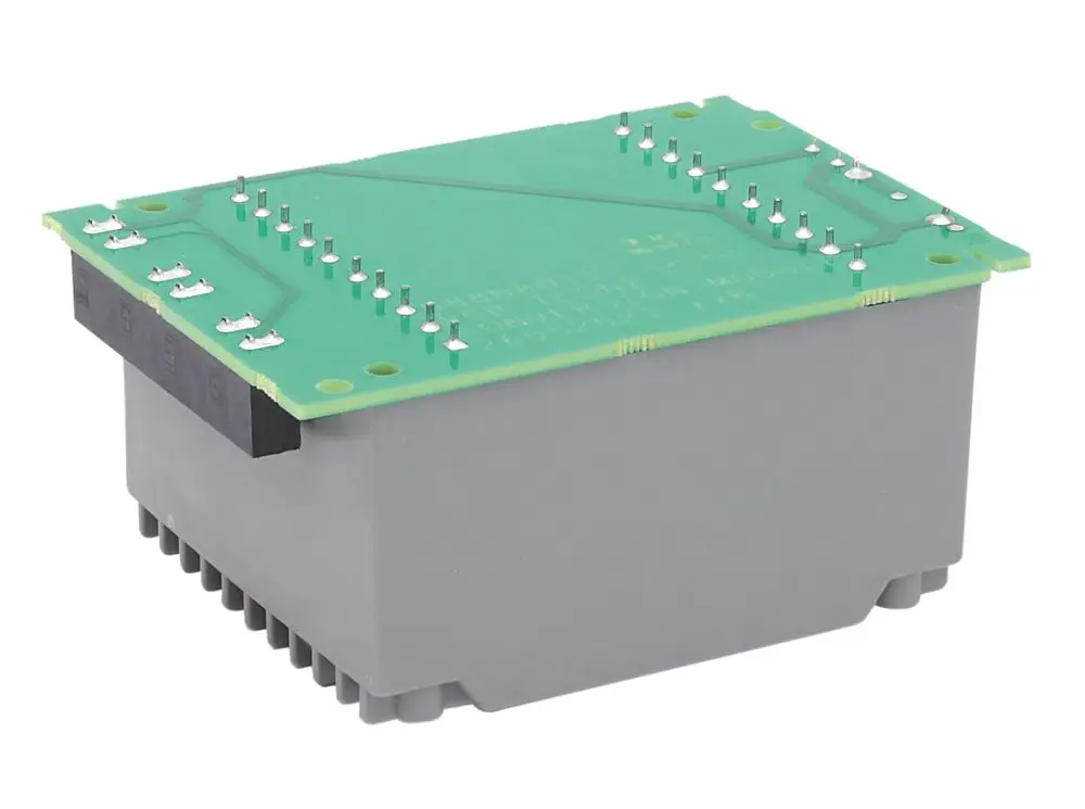 Danfoss Modul mit grüner Platine und grauem Gehäuse, ausgestattet mit mehreren Anschluss-Pins für die Verwendung in 24V Stellantrieben.