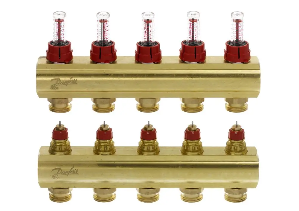 FBH-Verteiler von Danfoss mit fünf Anschlüssen und Durchflussanzeigen zur Regelung der Heizungsumwälzung in Fußbodenheizungen.