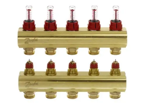 FBH-Verteiler von Danfoss mit fünf Anschlüssen und Durchflussanzeigen zur Regelung der Heizungsumwälzung in Fußbodenheizungen.