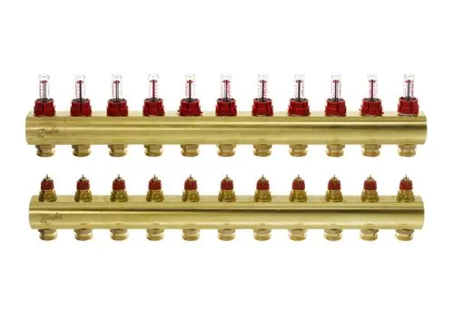 FHB-Verteiler mit mehreren Anschlüssen und Durchflussanzeigen, hergestellt von Danfoss. Zeigt die Durchflussmenge für die jeweiligen Kreise an.