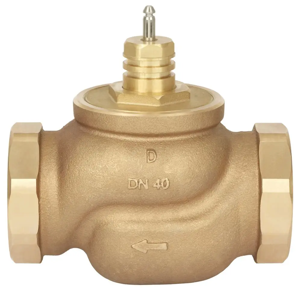 Durchgangsventil mit Innengewinde, gefertigt aus Messing. Sichtbare Beschriftung „DN 40“ und „Danfoss“. Pfeil zur Fließrichtung auf dem Körper.