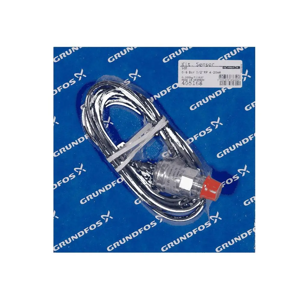 Verschiedene Kabel und ein Sensor von Grundfos, verpackt auf einem blauen Hintergrund mit dem Markennamen. Der Sensor hat einen roten Kopf und ist mit einem Metallgehäuse versehen.