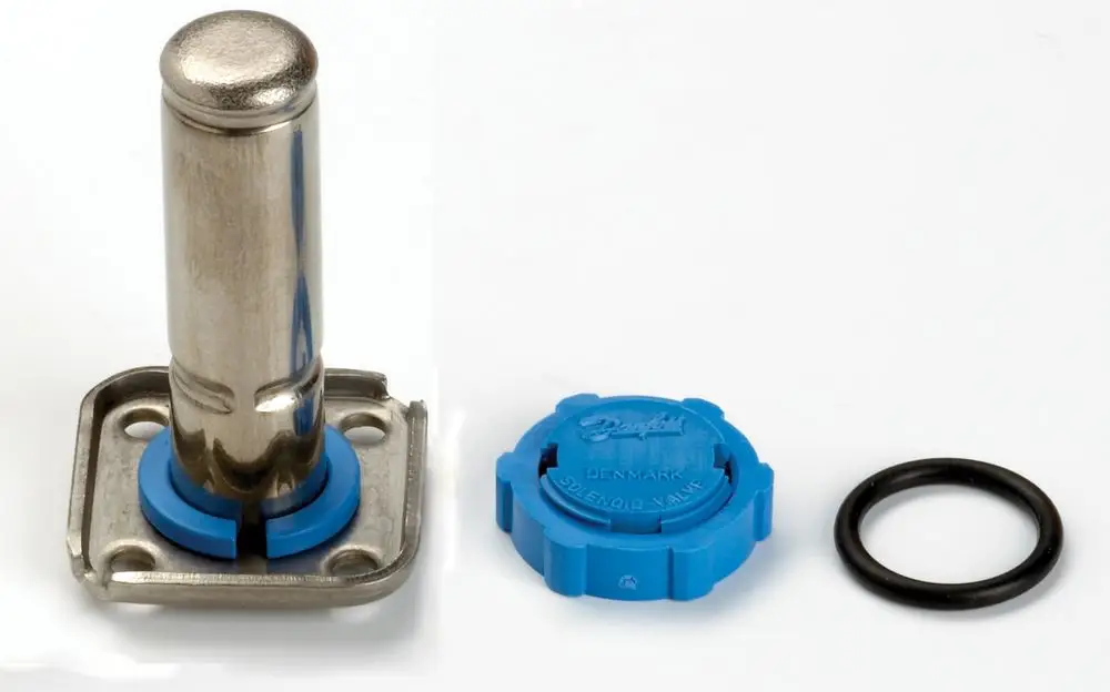 Danfoss Ersatzankerrohr mit blauer Abdeckung und schwarzer Dichtung, geeignet für Ventile. Metallischer Kern mit Halterung, abgebildet auf hellem Hintergrund.