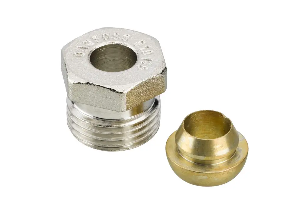 Klemmverbinder aus Metall, mit hexagonaler Mutter und Gewinde für Rohrverbindung, daneben ein passender Einsatz, gefertigt von Danfoss.