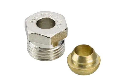 Klemmverbinder aus Metall, mit hexagonaler Mutter und Gewinde für Rohrverbindung, daneben ein passender Einsatz, gefertigt von Danfoss.