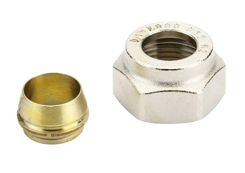 Zwei Klemmverbinder, einer mit Innengewinde. Der linke ist aus Messing, der rechte aus Metall. Beide dienen zur Verbindung von Rohren. Hersteller: Danfoss.