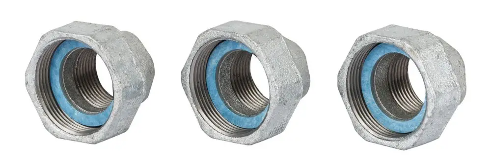 Drei graue Verschraubungen mit Innengewinde, aus Grauguss gefertigt. Sichtbare Gewinde innen und blauer Dichtungsring. Produkt von Danfoss.