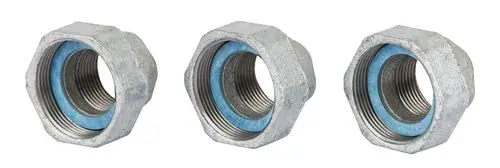 Drei graue Verschraubungen mit Innengewinde, aus Grauguss gefertigt. Sichtbare Gewinde innen und blauer Dichtungsring. Produkt von Danfoss.