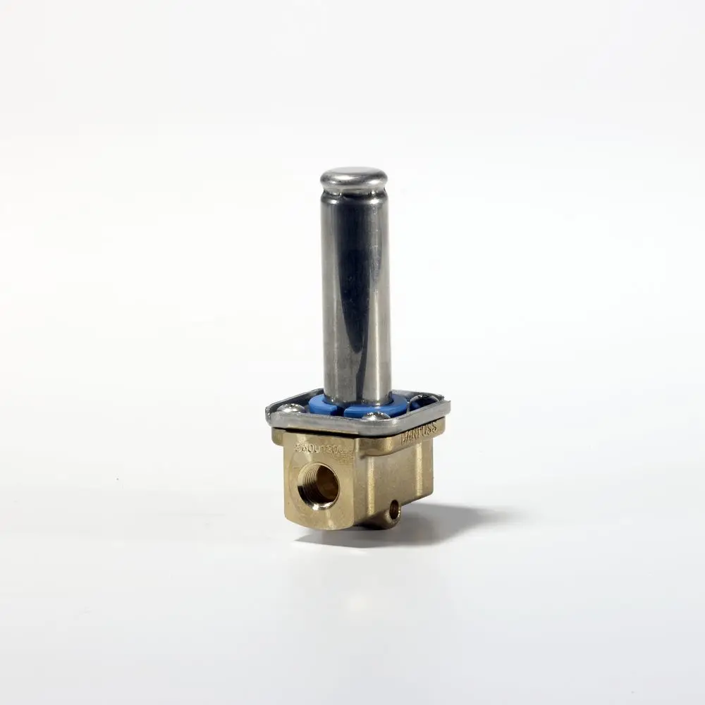 Magnetventilgehäuse aus Messing mit einem vertikalen, silbernen Stift. Blaues Dichtungselement sichtbar. Produkt von Danfoss.