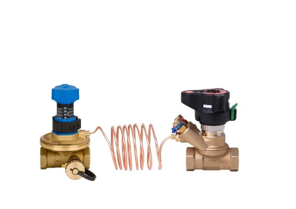 Danfoss Strangregulier- und Messventil mit einem blauen Einstellknopf, darauf folgender Kupferrohrschlauch und ein schwarzes Ventil, alles aus Messing.
