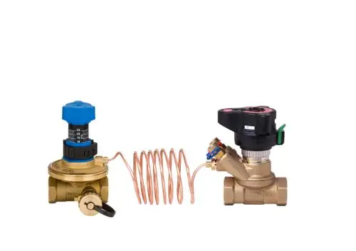 Danfoss Strangregulier- und Messventil mit einem blauen Einstellknopf, darauf folgender Kupferrohrschlauch und ein schwarzes Ventil, alles aus Messing.