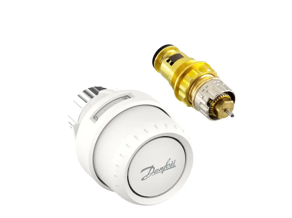 Ventileinsatzset von Danfoss, bestehend aus einem weißen Regler und einem goldenen Ventileinsatz, geeignet für Heizungsanwendungen.