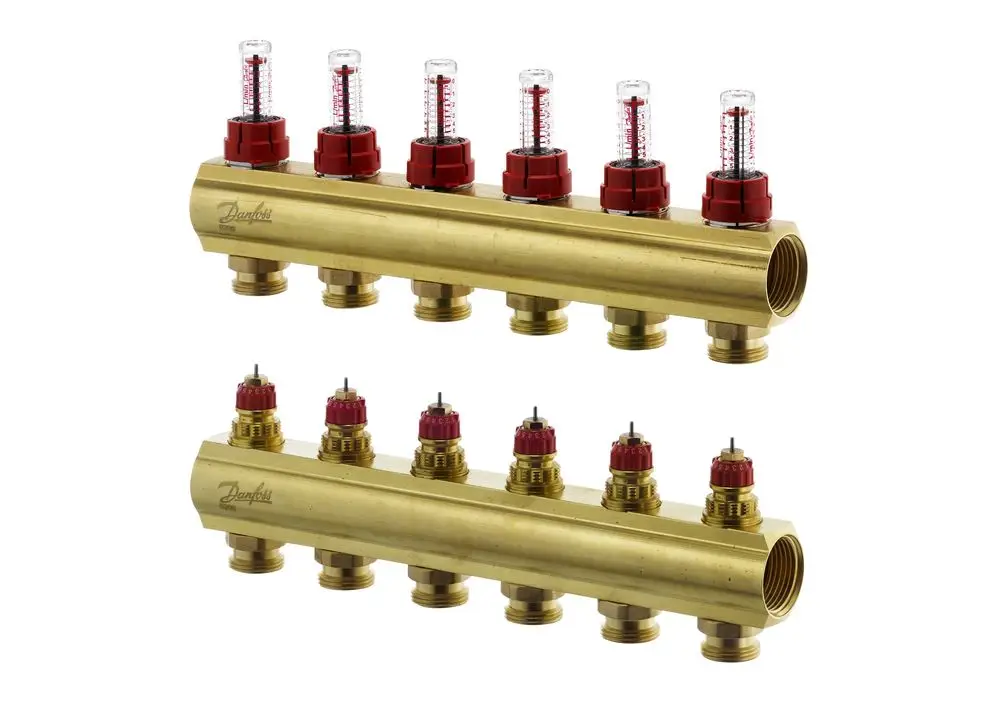 FBH-Verteiler von Danfoss, mit mehreren Durchflussanzeigen und Anschlussmöglichkeiten für Heizungsrohre, zur Verteilung von Fußbodenheizungskreisen.